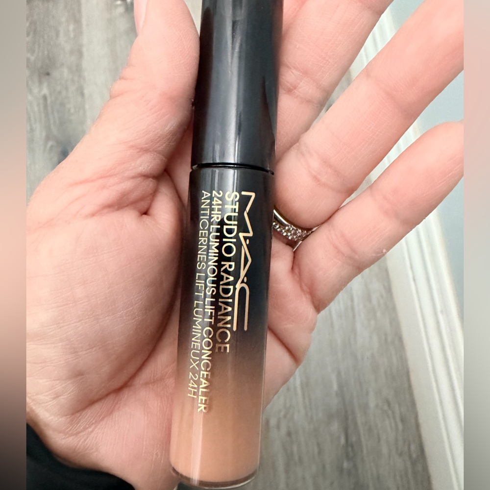 Nw20 MAC Cosmetics Studio Radiance Concealer - Picture 2 of 3